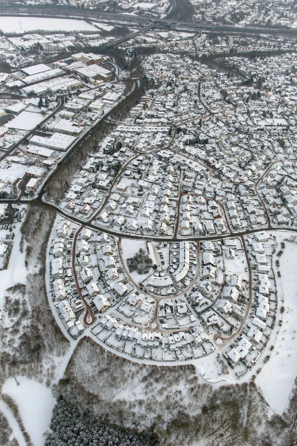 Arnsberg OT Bergheim from the bird's eye view: Winter landscape of snow-covered house-settlement of the residential area in the district of Arnsberg Bergheim in North Rhine-Westphalia NRW