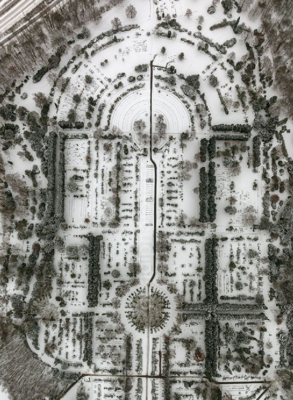 Aerial image Essen - Winter - snow-covered landscape of the cemetery / park cemetery in Essen in North Rhine-Westphalia