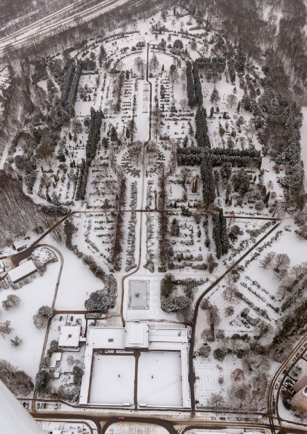 Aerial photograph Essen - Winter - snow-covered landscape of the cemetery / park cemetery in Essen in North Rhine-Westphalia