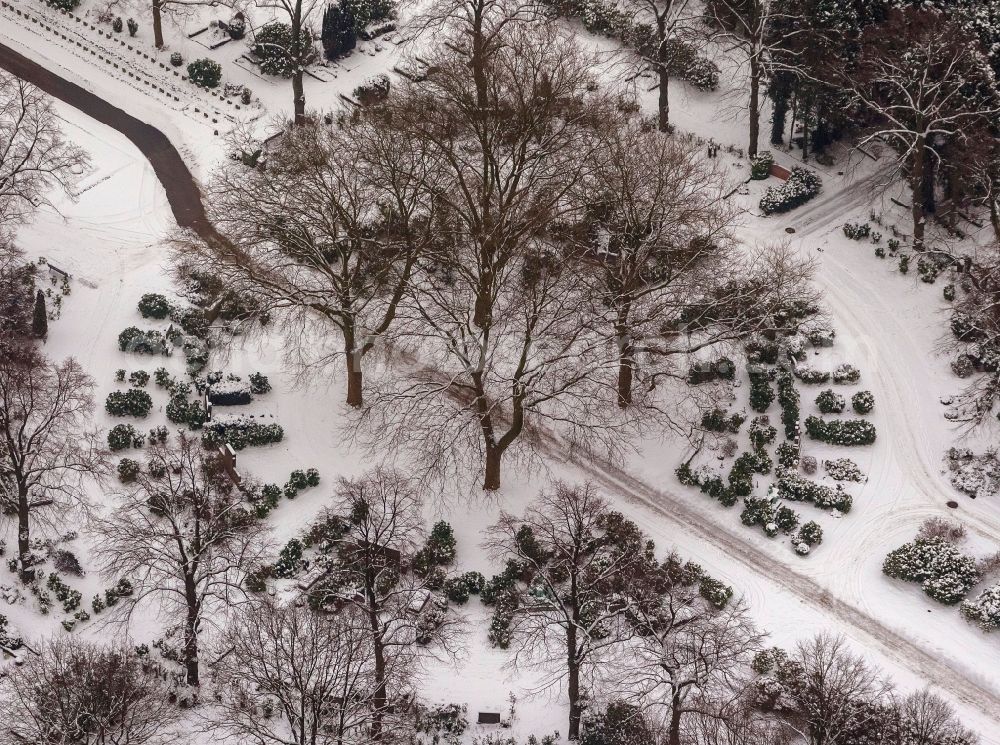 Aerial image Essen - Winter - snow-covered landscape of the cemetery / park cemetery in Essen in North Rhine-Westphalia