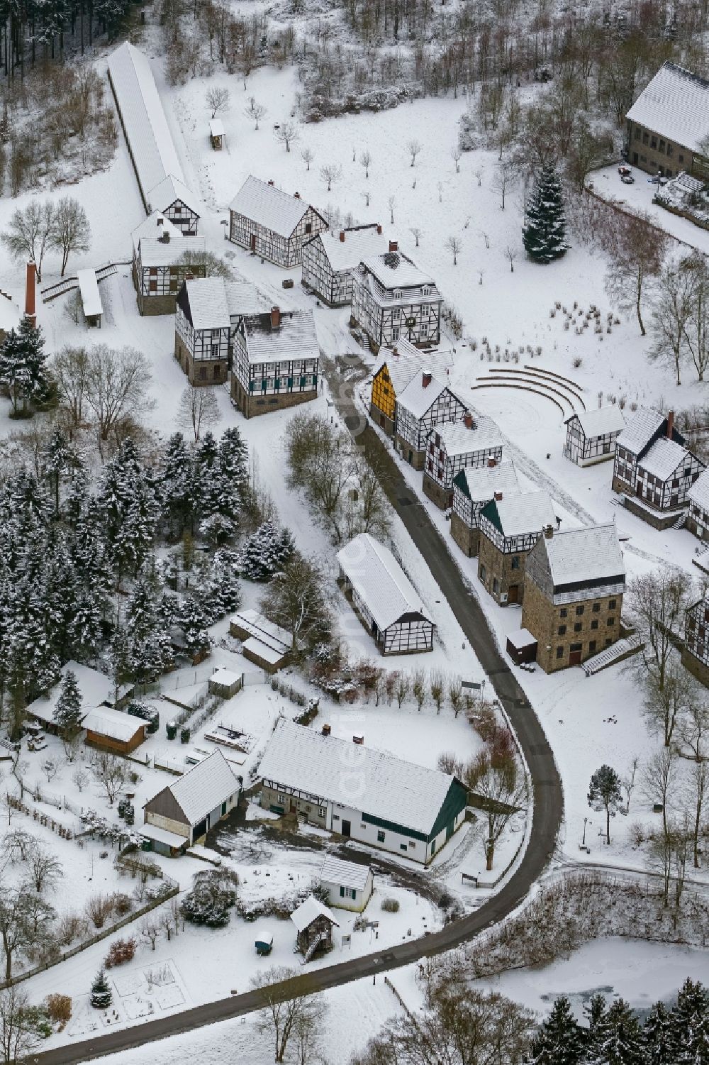 Aerial photograph Hagen - Winter - landscape of snow-covered terrain of the open-air museum Hagen. The Westphalian State Museum of craft and technology is an open air museum in the Hagen district Selbecke Mäckingerbachtal in the southeastern Ruhr area in North Rhine-Westphalia. Carrier is the Regional Association of Westphalia-Lippe