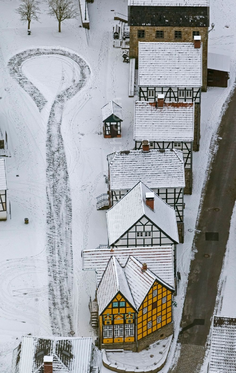 Aerial image Hagen - Winter - landscape of snow-covered terrain of the open-air museum Hagen. The Westphalian State Museum of craft and technology is an open air museum in the Hagen district Selbecke Mäckingerbachtal in the southeastern Ruhr area in North Rhine-Westphalia. Carrier is the Regional Association of Westphalia-Lippe