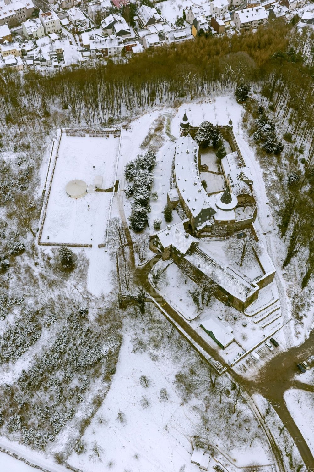 Aerial image Hagen - Winter - landscape of snow-covered grounds of the Castle Hohenlimburg Hagen in North Rhine-Westphalia