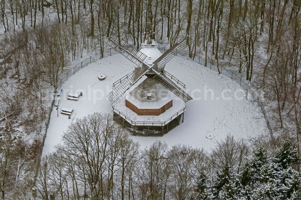 Aerial image Hagen - Winter - landscape of snow-covered terrain of the open-air museum Hagen. The Westphalian State Museum of craft and technology is an open air museum in the Hagen district Selbecke Mäckingerbachtal in the southeastern Ruhr area in North Rhine-Westphalia. Carrier is the Regional Association of Westphalia-Lippe