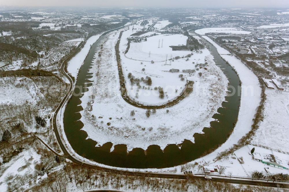 Aerial image Hattingen - Winter - landscape of snow-covered banks of the loop in Hattingen Ruhr in North Rhine-Westphalia