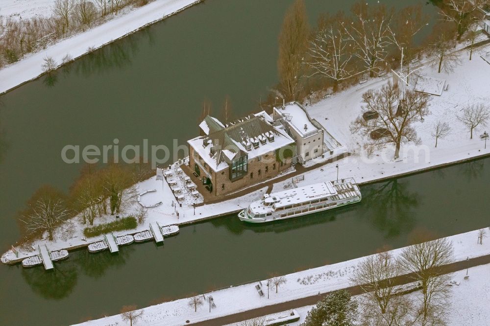 Aerial image Mülheim an der Ruhr - Winter landscape on the banks of the Ruhr with water station Mülheim and berths for passenger ships of the White Fleet in Mulheim an der Ruhr in North Rhine-Westphalia NRW