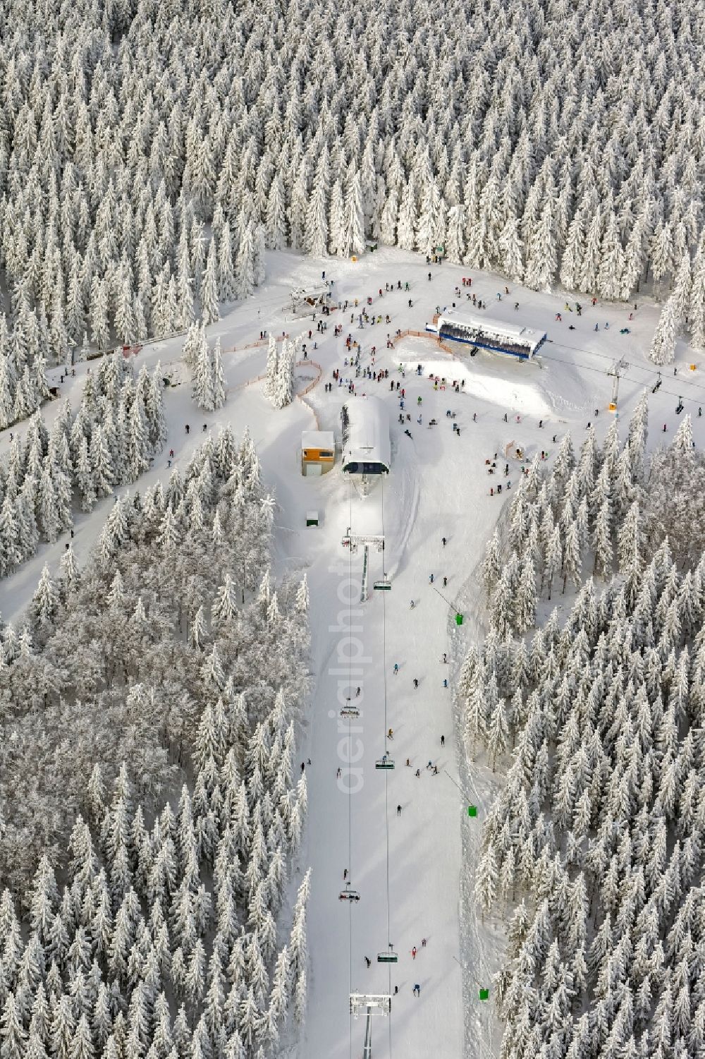 Aerial photograph Winterberg - Winter landscape of snowy mountain station of the ski lift in the Winterberg in Winterberg Büre in North Rhine-Westphalia NRW