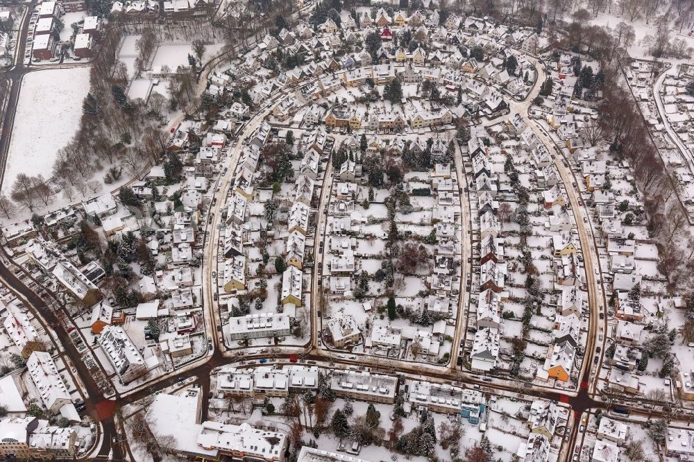 Essen from the bird's eye view: Winter - snow-covered landscape of urbanization on the Holleter, Hofringstraße, Gehrberg, in Essen in North Rhine-Westphalia