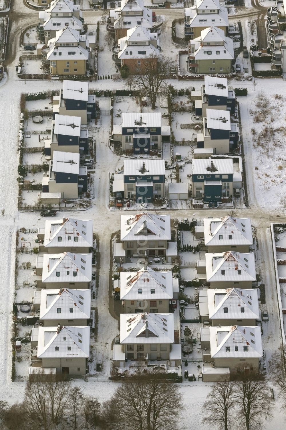 Aerial photograph Dortmund - Winter - Aerial view of snow-covered terrain of the residential area on the Florence Way in Dortmund in North Rhine-Westphalia