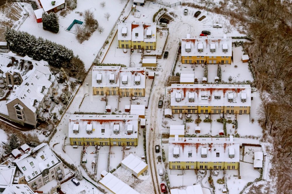 Velbert from above - Winter view of the city series - houses - settlement Zum Kannenbach in Velbert in the Ruhr in North Rhine-Westphalia NRW