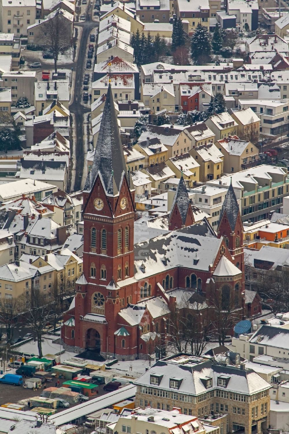 Arnsberg from the bird's eye view: Winter - City view of snow-covered church / parish church of St. John the Baptist (Sauerländer Dom) in the old town of Arnsberg in North Rhine-Westphalia NRW