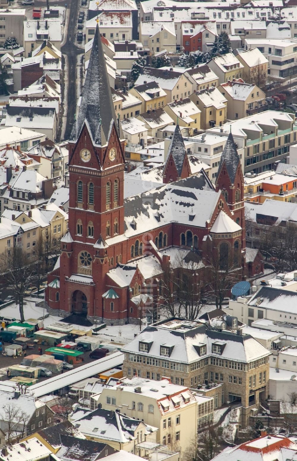 Aerial image Arnsberg - Winter - City view of snow-covered church / parish church of St. John the Baptist (Sauerländer Dom) in the old town of Arnsberg in North Rhine-Westphalia NRW