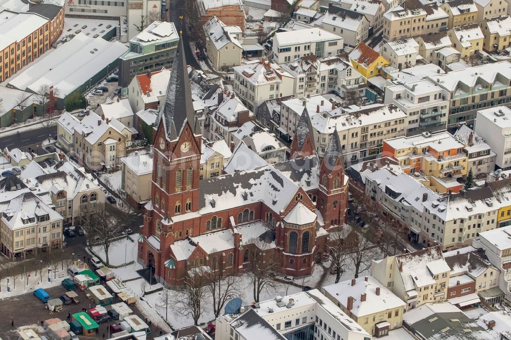 Aerial photograph Arnsberg - Winter - City view of snow-covered church / parish church of St. John the Baptist (Sauerländer Dom) in the old town of Arnsberg in North Rhine-Westphalia NRW