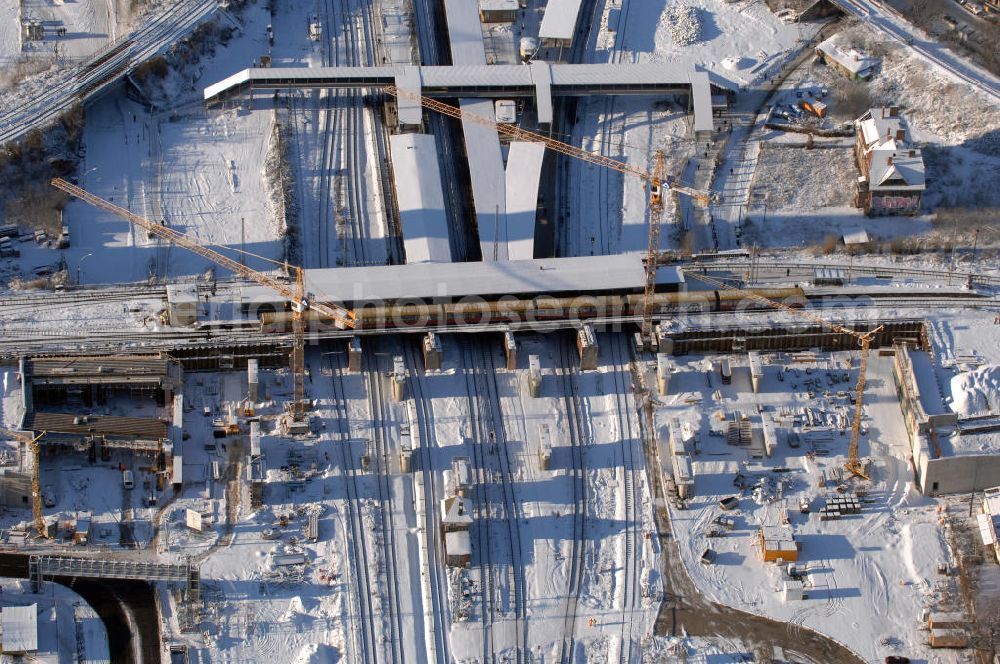 Aerial image Berlin - Wintereinbruch beim Um- und Neubau des Berliner S-Bahnhofs Ostkreuz. Trotz Schnee laufen die Arbeiten weiter. Der Bahnhof wurde bereits im Jahr 1882 eröffnet und ist somit stark sanierungsbedürftig. Teile der Neubauten führt die EUROVIA Beton GmbH aus. Weiterhin beteiligt ist das Unternehmen VEPRO Verkehrsbauprojekt GmbH. Kontakt EUROVIA: EUROVIA BEton GmbH, Niederlassung Ingenieurbau und Zweigniederlassung Cottbus, Gewerbeparkstraße 17, 03099 Kolkwitz, Tel. +49(0)355 35552 3, Fax +49(0)355 35552 52, EMail: ingenieurbau@eurovia.de; Kontakt VEPRO: Verkehrsbau Projekt GmbH, Storkower Str. 132, 10407 Berlin, Tel. +49(0)30 42194 0, Fax +49(0)30 42194 221