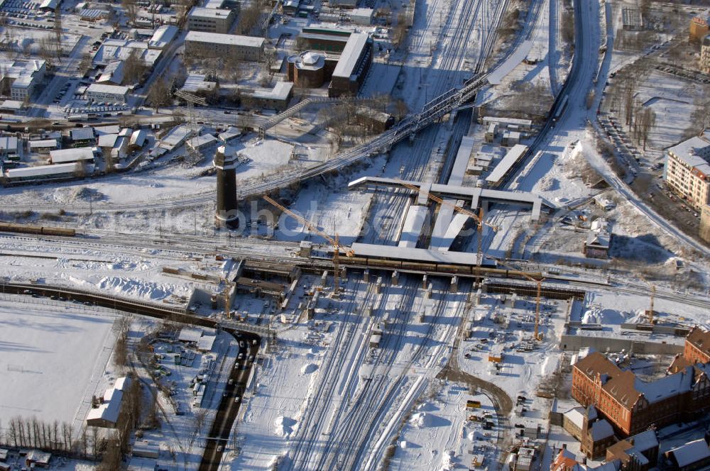 Aerial image Berlin - Wintereinbruch beim Um- und Neubau des Berliner S-Bahnhofs Ostkreuz. Trotz Schnee laufen die Arbeiten weiter. Der Bahnhof wurde bereits im Jahr 1882 eröffnet und ist somit stark sanierungsbedürftig. Teile der Neubauten führt die EUROVIA Beton GmbH aus. Weiterhin beteiligt ist das Unternehmen VEPRO Verkehrsbauprojekt GmbH. Kontakt EUROVIA: EUROVIA BEton GmbH, Niederlassung Ingenieurbau und Zweigniederlassung Cottbus, Gewerbeparkstraße 17, 03099 Kolkwitz, Tel. +49(0)355 35552 3, Fax +49(0)355 35552 52, EMail: ingenieurbau@eurovia.de; Kontakt VEPRO: Verkehrsbau Projekt GmbH, Storkower Str. 132, 10407 Berlin, Tel. +49(0)30 42194 0, Fax +49(0)30 42194 221