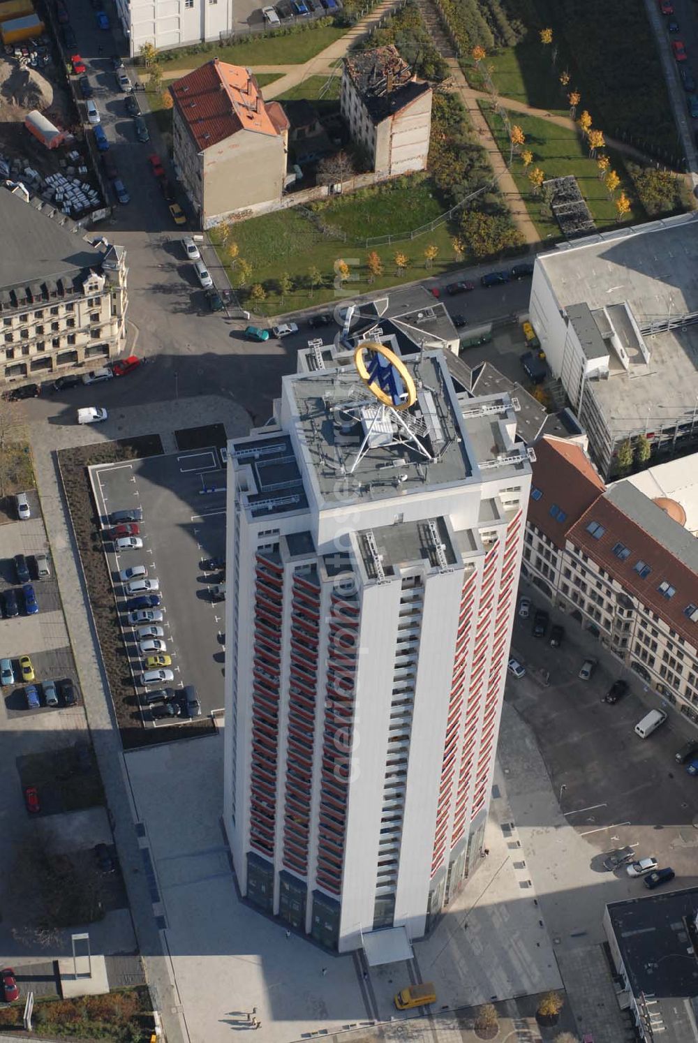 Aerial photograph Leipzig - Blick auf das Wintergartenhochhaus in Leipzig. Es wurde 1972 als Wohnhaus in der Wintergartenstraße gebaut und ist nun mit 95 Metern eines der höchsten Wohngebäude in Deutschland. Seit 30 Jahren ist es nun schon ein Wahrzeichen in Leipzig. Ursprünglich sollten drei dieser Hochhäuser errichtet werden, jedoch wurde aus Kostengründen nur ein Haus realisiert. Das Hochhaus befindet sich zentral in der Innenstadt neben dem Leipziger Hauptbahnhof und gegenüber der »Parkanlage am Schwanenteich«. Bekannt ist es auch durch die sich auf seinem Dach drehende Werbesignet für die Leipziger Messe.