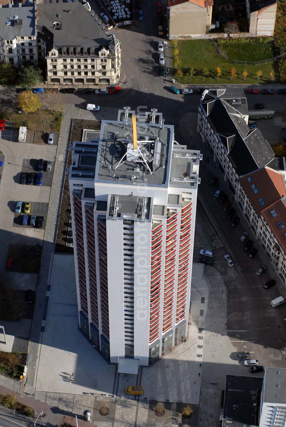 Leipzig from above - Blick auf das Wintergartenhochhaus in Leipzig. Es wurde 1972 als Wohnhaus in der Wintergartenstraße gebaut und ist nun mit 95 Metern eines der höchsten Wohngebäude in Deutschland. Seit 30 Jahren ist es nun schon ein Wahrzeichen in Leipzig. Ursprünglich sollten drei dieser Hochhäuser errichtet werden, jedoch wurde aus Kostengründen nur ein Haus realisiert. Das Hochhaus befindet sich zentral in der Innenstadt neben dem Leipziger Hauptbahnhof und gegenüber der »Parkanlage am Schwanenteich«. Bekannt ist es auch durch die sich auf seinem Dach drehende Werbesignet für die Leipziger Messe.