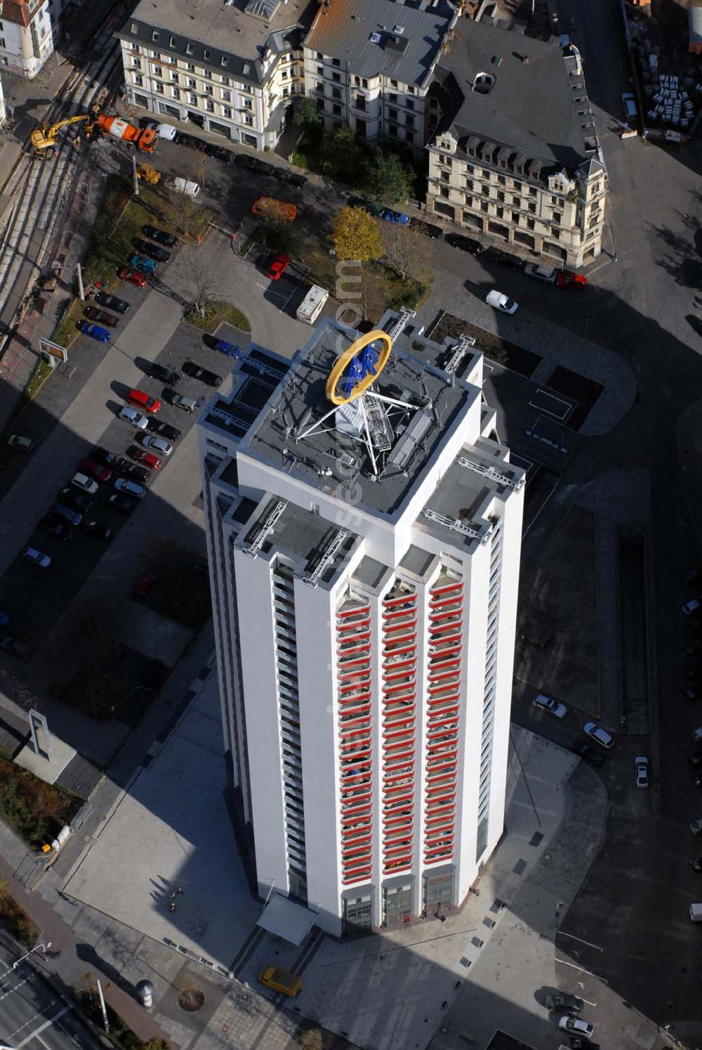 Leipzig from the bird's eye view: Blick auf das Wintergartenhochhaus in Leipzig. Es wurde 1972 als Wohnhaus in der Wintergartenstraße gebaut und ist nun mit 95 Metern eines der höchsten Wohngebäude in Deutschland. Seit 30 Jahren ist es nun schon ein Wahrzeichen in Leipzig. Ursprünglich sollten drei dieser Hochhäuser errichtet werden, jedoch wurde aus Kostengründen nur ein Haus realisiert. Das Hochhaus befindet sich zentral in der Innenstadt neben dem Leipziger Hauptbahnhof und gegenüber der »Parkanlage am Schwanenteich«. Bekannt ist es auch durch die sich auf seinem Dach drehende Werbesignet für die Leipziger Messe.