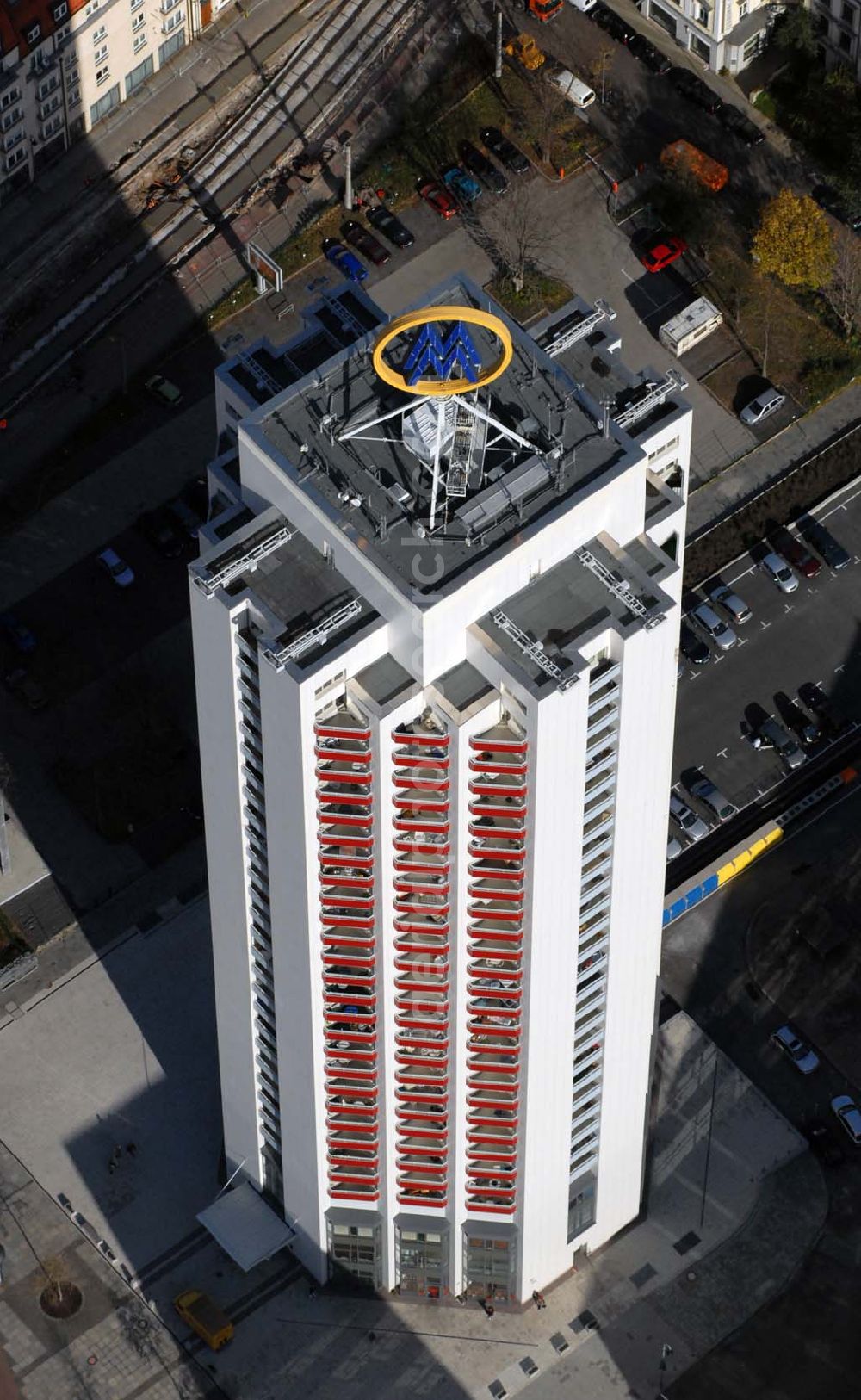 Aerial image Leipzig - Blick auf das Wintergartenhochhaus in Leipzig. Es wurde 1972 als Wohnhaus in der Wintergartenstraße gebaut und ist nun mit 95 Metern eines der höchsten Wohngebäude in Deutschland. Seit 30 Jahren ist es nun schon ein Wahrzeichen in Leipzig. Ursprünglich sollten drei dieser Hochhäuser errichtet werden, jedoch wurde aus Kostengründen nur ein Haus realisiert. Das Hochhaus befindet sich zentral in der Innenstadt neben dem Leipziger Hauptbahnhof und gegenüber der »Parkanlage am Schwanenteich«. Bekannt ist es auch durch die sich auf seinem Dach drehende Werbesignet für die Leipziger Messe.