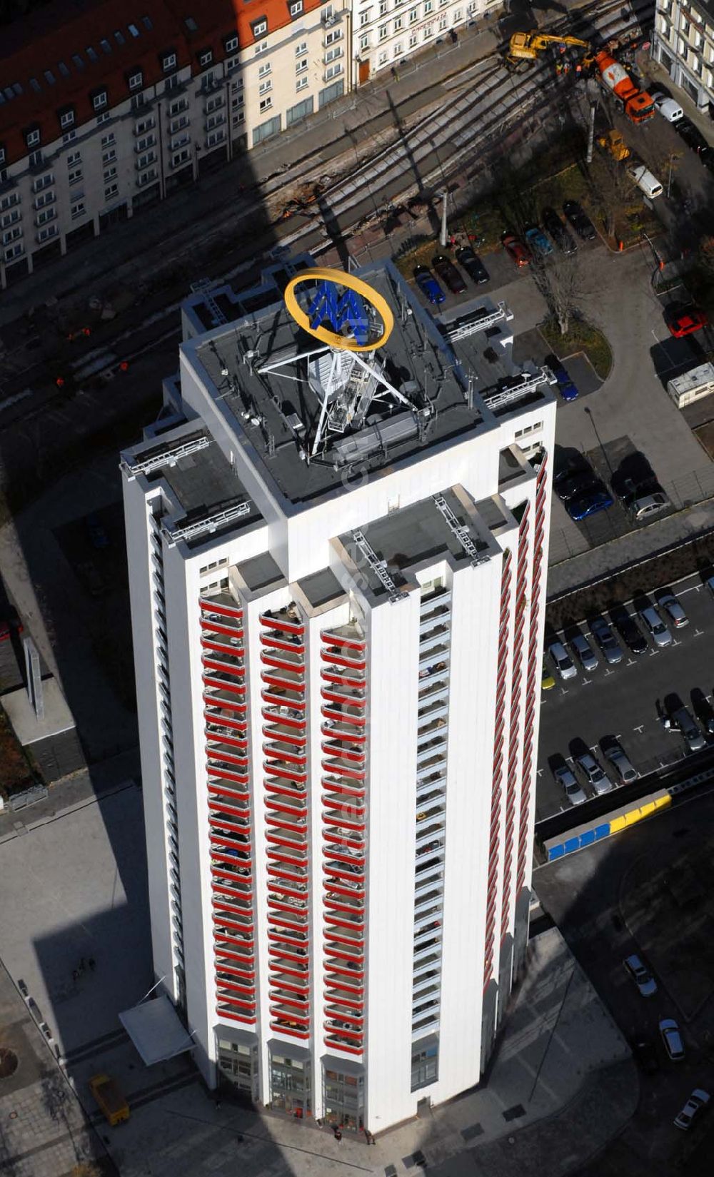 Aerial photograph Leipzig - Blick auf das Wintergartenhochhaus in Leipzig. Es wurde 1972 als Wohnhaus in der Wintergartenstraße gebaut und ist nun mit 95 Metern eines der höchsten Wohngebäude in Deutschland. Seit 30 Jahren ist es nun schon ein Wahrzeichen in Leipzig. Ursprünglich sollten drei dieser Hochhäuser errichtet werden, jedoch wurde aus Kostengründen nur ein Haus realisiert. Das Hochhaus befindet sich zentral in der Innenstadt neben dem Leipziger Hauptbahnhof und gegenüber der »Parkanlage am Schwanenteich«. Bekannt ist es auch durch die sich auf seinem Dach drehende Werbesignet für die Leipziger Messe.