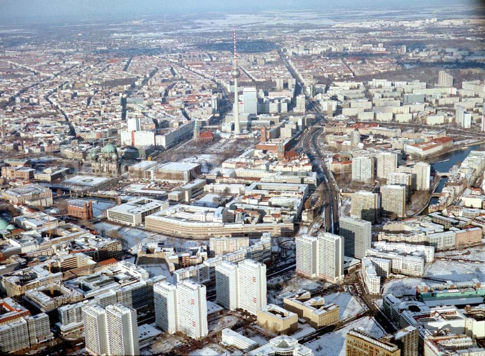 Berlin from the bird's eye view: Winterlandschaft am Berliner Fernsehturm