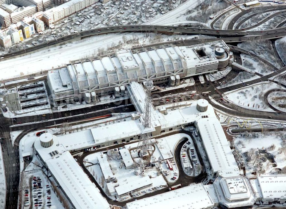 Berlin - Charlottenburg. from the bird's eye view: Winterlandschaft am Berliner Funkturm / ICC mit dem Messegelände.