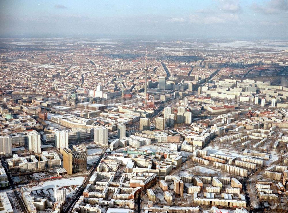 Berlin from the bird's eye view: Winterlandschaft im Berliner Stadtzentrum mit dem Berliner Fernsehturm