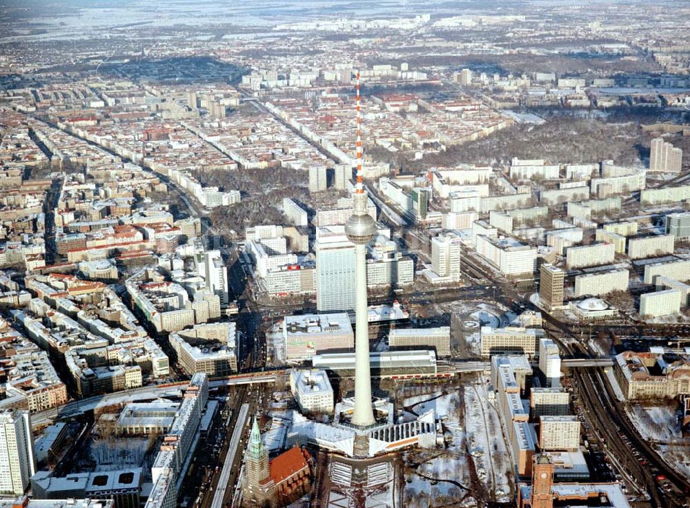 Aerial photograph Berlin - Winterlandschaft im Berliner Stadtzentrum mit dem Berliner Fernsehturm