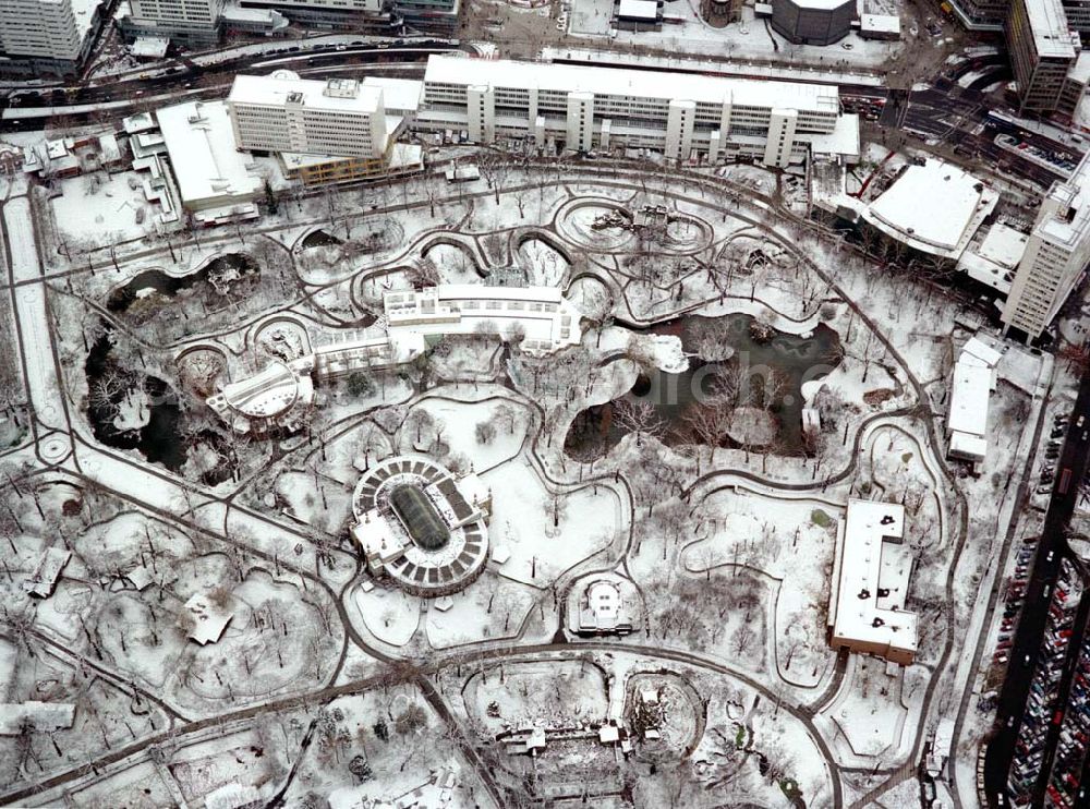 Berlin from the bird's eye view: Winterlandschaft am Berliner Zoo