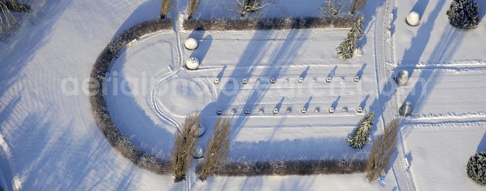 Berlin from the bird's eye view: Winterlich verschneiter Blick auf Verschneite Winterlandschaft des Botanischen Garten Berlin-Dahlem. Der Botanischer Garten und Botanisches Museum Berlin-Dahlem (BGBM) ist eine Zentraleinrichtung der Freien Universität Berlin.