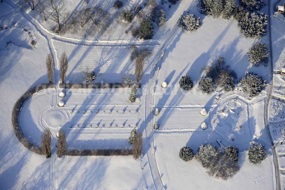 Aerial photograph Berlin - Winterlich verschneiter Blick auf Verschneite Winterlandschaft des Botanischen Garten Berlin-Dahlem. Der Botanischer Garten und Botanisches Museum Berlin-Dahlem (BGBM) ist eine Zentraleinrichtung der Freien Universität Berlin.