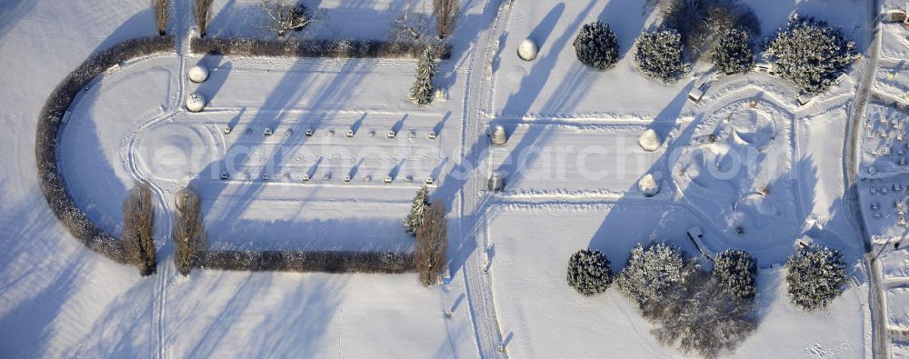 Berlin from above - Winterlich verschneiter Blick auf Verschneite Winterlandschaft des Botanischen Garten Berlin-Dahlem. Der Botanischer Garten und Botanisches Museum Berlin-Dahlem (BGBM) ist eine Zentraleinrichtung der Freien Universität Berlin.