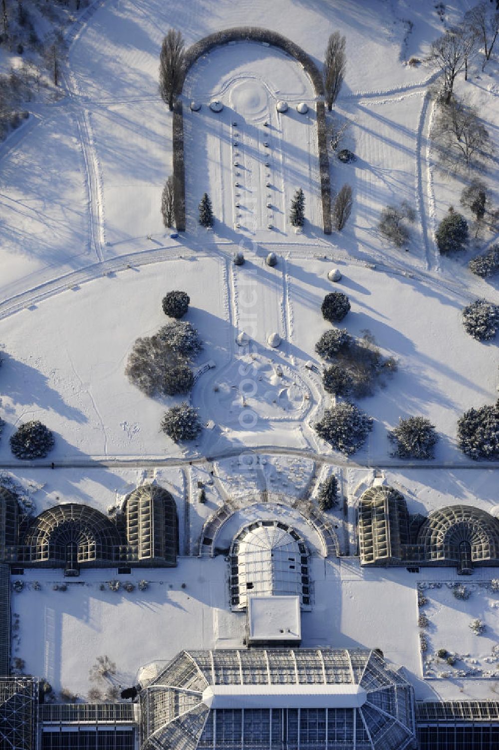 Aerial image Berlin - Winterlich verschneiter Blick auf Verschneite Winterlandschaft des Botanischen Garten Berlin-Dahlem. Der Botanischer Garten und Botanisches Museum Berlin-Dahlem (BGBM) ist eine Zentraleinrichtung der Freien Universität Berlin.