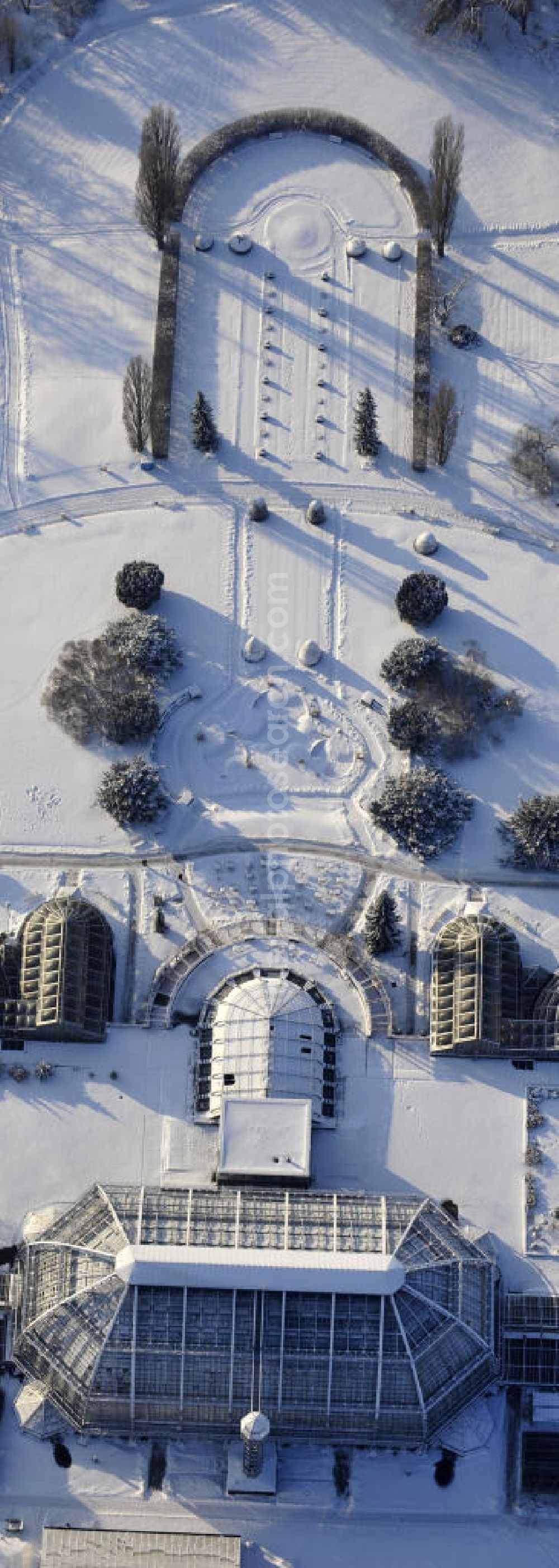 Aerial photograph Berlin - Winterlich verschneiter Blick auf Verschneite Winterlandschaft des Botanischen Garten Berlin-Dahlem. Der Botanischer Garten und Botanisches Museum Berlin-Dahlem (BGBM) ist eine Zentraleinrichtung der Freien Universität Berlin.