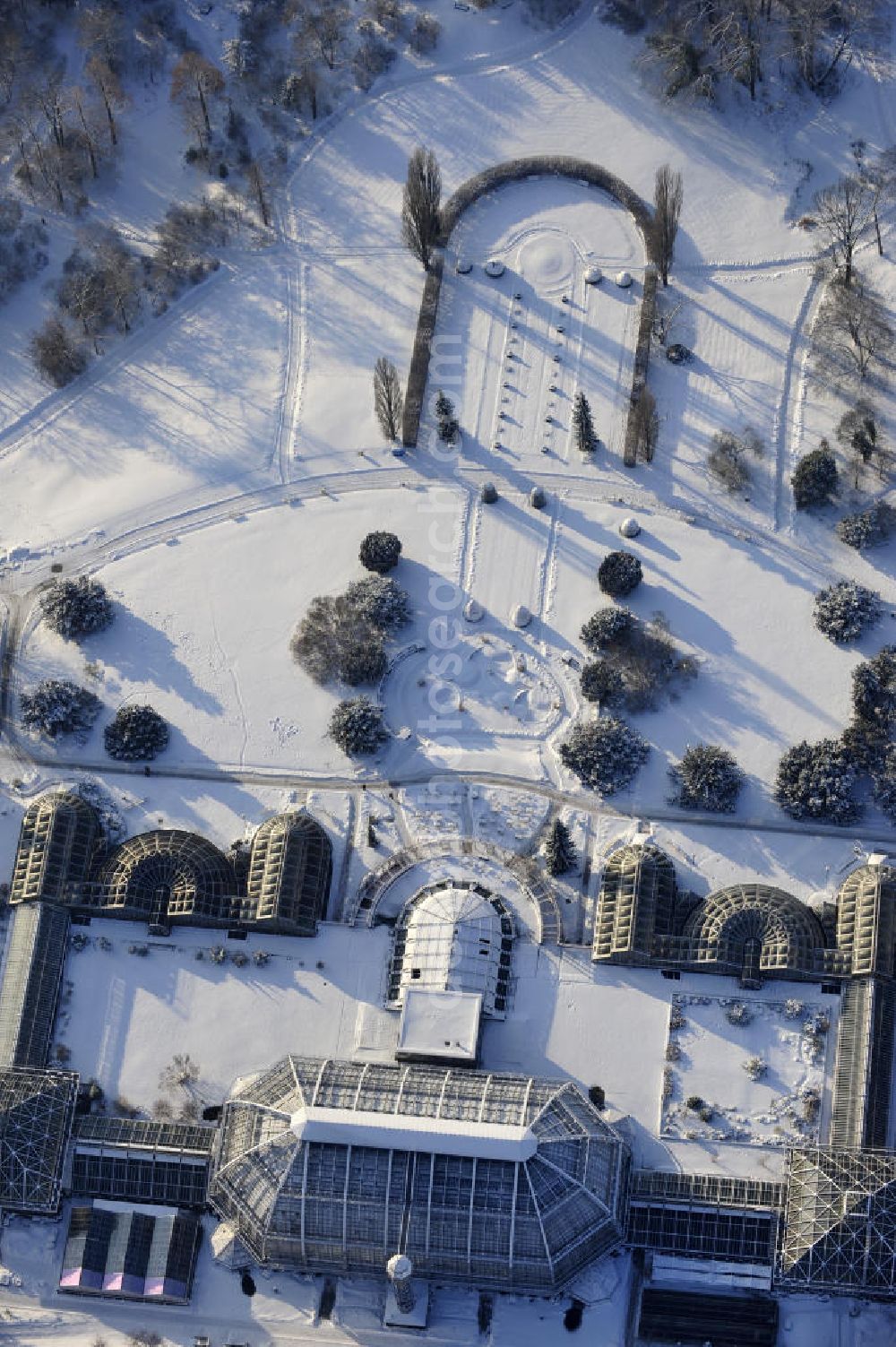 Berlin from above - Winterlich verschneiter Blick auf Verschneite Winterlandschaft des Botanischen Garten Berlin-Dahlem. Der Botanischer Garten und Botanisches Museum Berlin-Dahlem (BGBM) ist eine Zentraleinrichtung der Freien Universität Berlin.