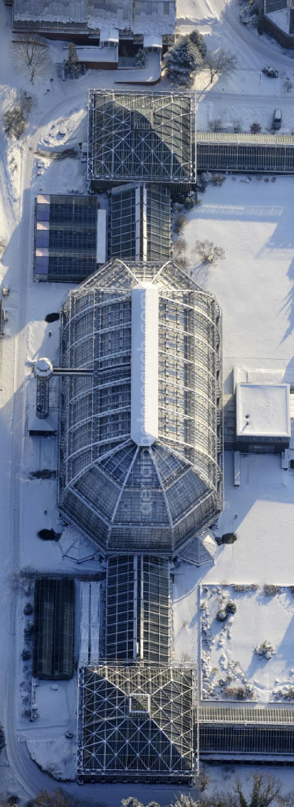 Aerial image Berlin - Winterlich verschneiter Blick auf Verschneite Winterlandschaft des Botanischen Garten Berlin-Dahlem. Der Botanischer Garten und Botanisches Museum Berlin-Dahlem (BGBM) ist eine Zentraleinrichtung der Freien Universität Berlin.