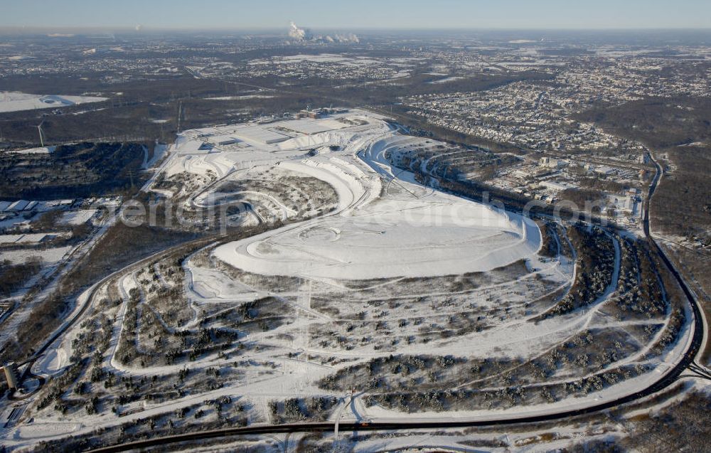 Herten from the bird's eye view: Winterlandschaft vom Landschaftspark der Emscherbruch Halde bei Herten. Snowy winter landscape park Emscherbruch heap near Herten.