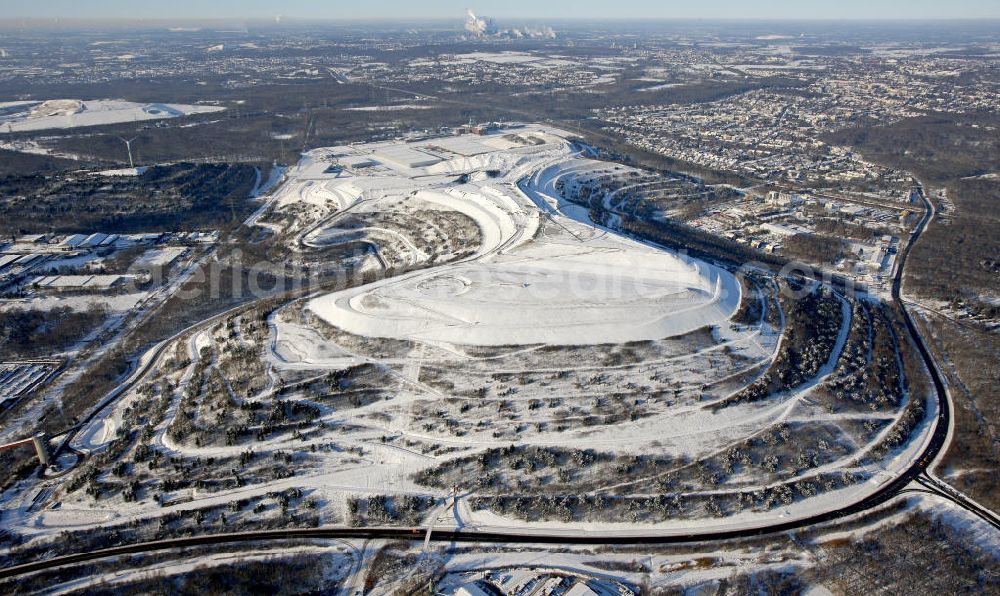 Aerial image Herten - Winterlandschaft vom Landschaftspark der Emscherbruch Halde bei Herten. Snowy winter landscape park Emscherbruch heap near Herten.