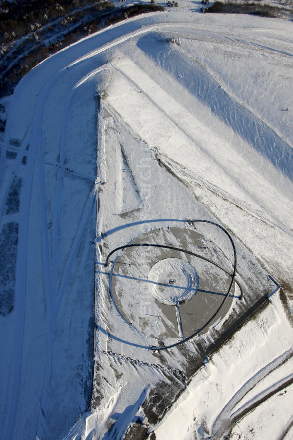 Herten from the bird's eye view: Winterlandschaft vom Landschaftspark der Emscherbruch Halde bei Herten. Snowy winter landscape park Emscherbruch heap near Herten.