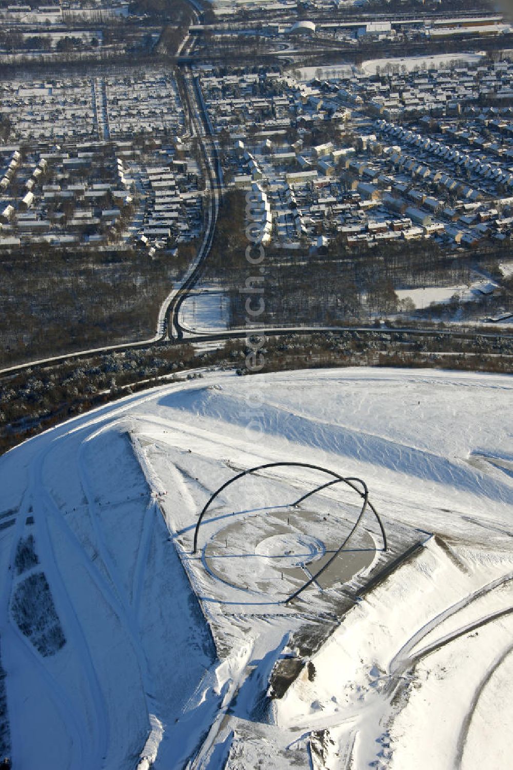 Aerial image Herten - Winterlandschaft vom Landschaftspark der Emscherbruch Halde bei Herten. Snowy winter landscape park Emscherbruch heap near Herten.