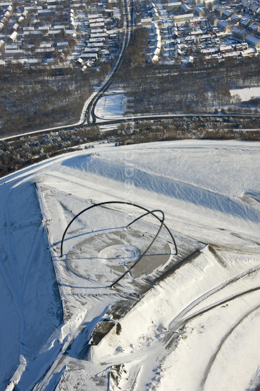 Aerial photograph Herten - Winterlandschaft vom Landschaftspark der Emscherbruch Halde bei Herten. Snowy winter landscape park Emscherbruch heap near Herten.