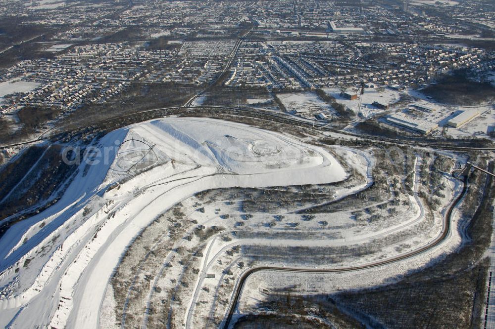 Herten from the bird's eye view: Winterlandschaft vom Landschaftspark der Emscherbruch Halde bei Herten. Snowy winter landscape park Emscherbruch heap near Herten.