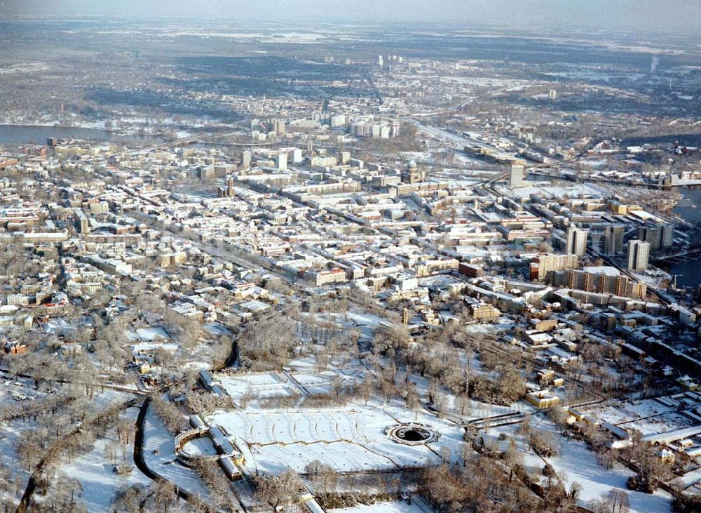 Potsdam from the bird's eye view: Winterlandschaft am Park Sanssouci mit dem Stadtzentrum Potsdam