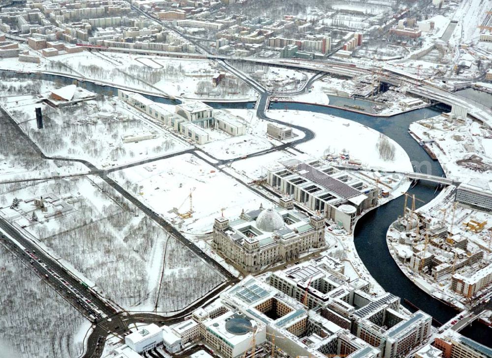 Berlin-Tiergarten-Mitte from the bird's eye view: Winterlandschaft am Regierungsviertel