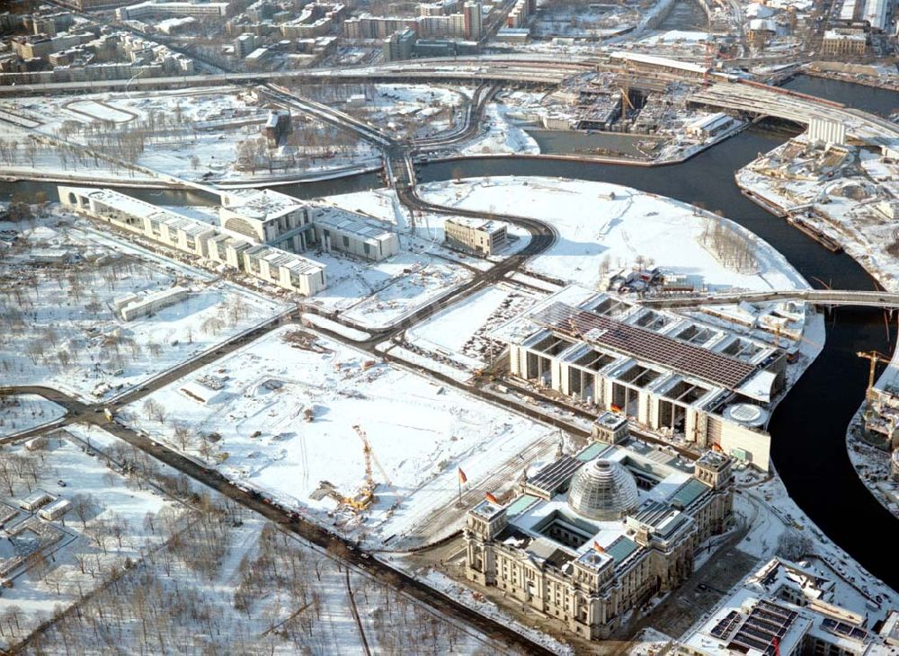 Berlin - Tiergarten / Mitte from above - Winterlandschaft am Regierungsviertel