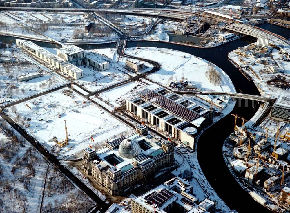 Berlin - Tiergarten / Mitte from the bird's eye view: Winterlandschaft am Regierungsviertel