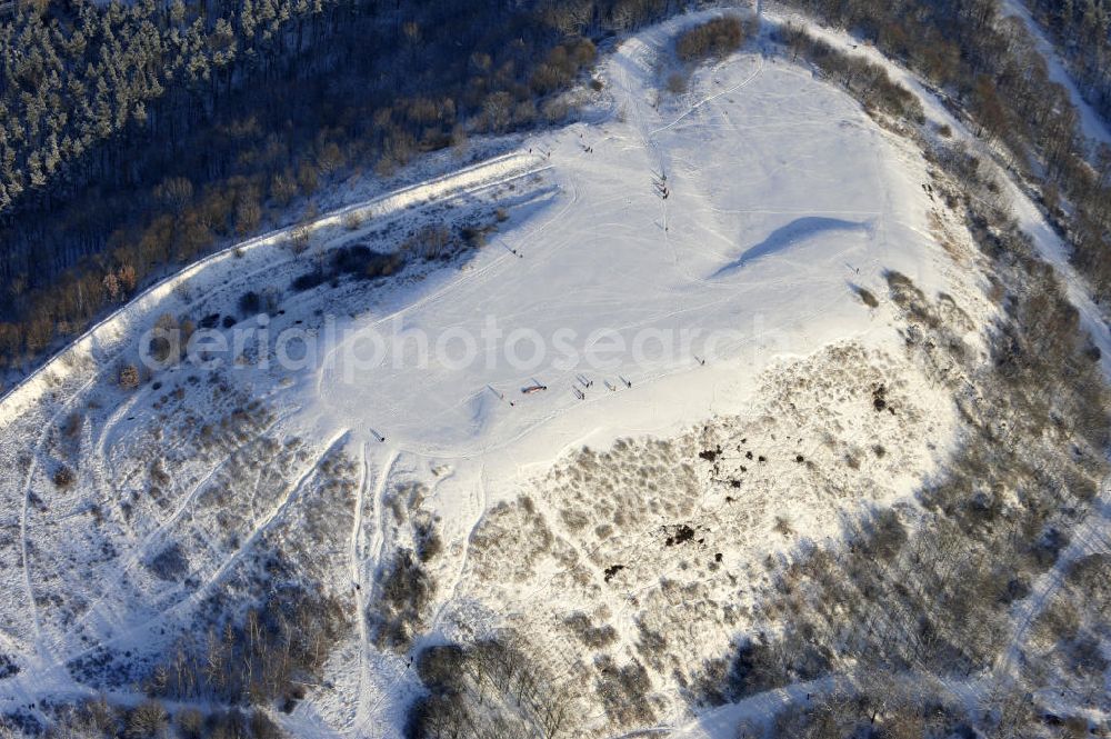 Aerial image Berlin - Winterlandschaft am Rodelberg am Teufelsberg in Berlin. Winter landscape on the sledding hill at Devil's Mountain in Berlin.