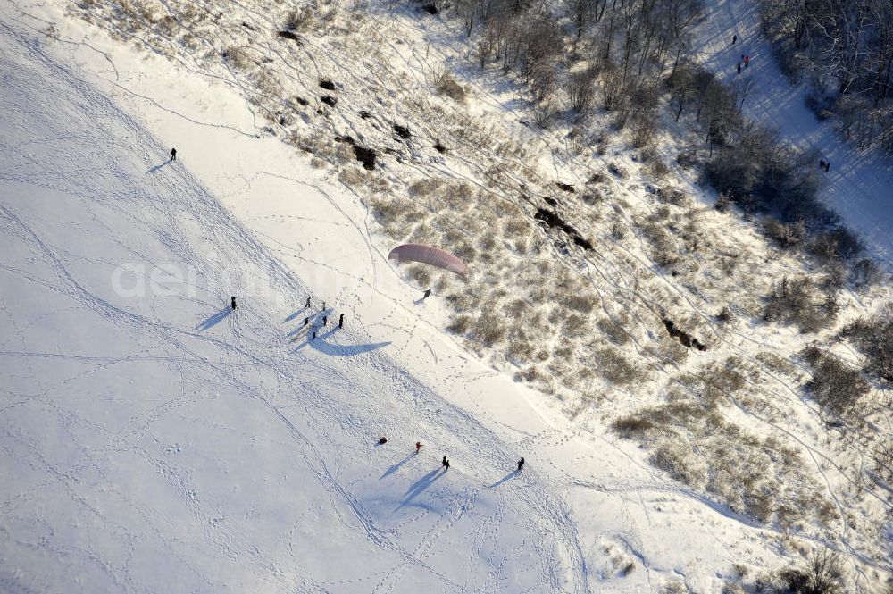 Berlin from the bird's eye view: Winterlandschaft am Rodelberg am Teufelsberg in Berlin. Winter landscape on the sledding hill at Devil's Mountain in Berlin.