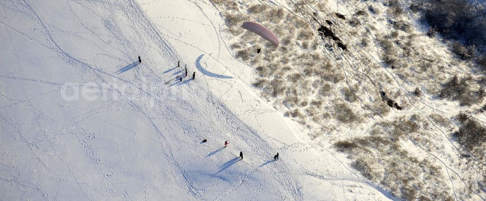 Aerial image Berlin - Winterlandschaft am Rodelberg am Teufelsberg in Berlin. Winter landscape on the sledding hill at Devil's Mountain in Berlin.