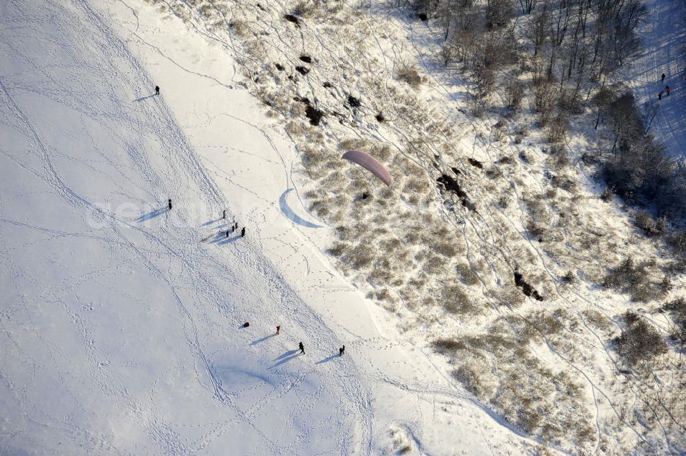 Aerial photograph Berlin - Winterlandschaft am Rodelberg am Teufelsberg in Berlin. Winter landscape on the sledding hill at Devil's Mountain in Berlin.